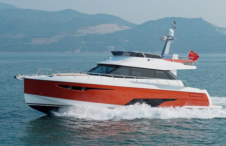 Luxury Custom-Made Fiberglass Sport Yacht with Outboard Engine 15.61 Meters